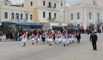 Κυκλάδες: Εντυπωσιακή μαθητική παρέλαση στην Τήνο