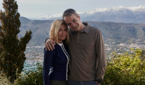 Παραμένει στο νοσοκομείο η Μαρέβα Μητσοτάκη – Στον «Ευαγγελισμό» για 4 ώρες ο πρωθυπουργός