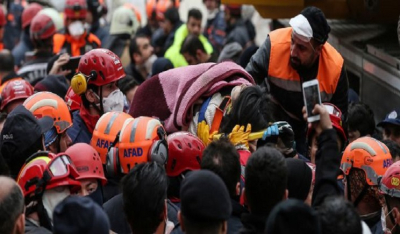 «Θαύμα» στην Κωνσταντινούπολη: Ανέσυραν ζωντανή 5χρονη από τα ερείπια του κτιρίου που κατέρρευσε