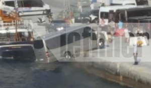 Βανάκι στο λιμάνι της Σαντορίνης αιωρείται πάνω από τη θάλασσα
