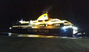 Απέκλεισαν το λιμάνι για να μην αποβιβαστούν οι μετανάστες από το Blue Star 2