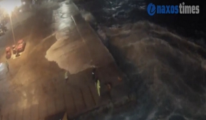 Αψηφώντας τα κύματα στο λιμάνι της Πάρου στην Παροικία και στη Νάξο (Βίντεο)