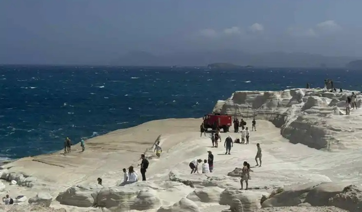 Ζευγάρι ανασύρθηκε χωρίς τις αισθήσεις τους στη Μήλο (βίντεο)