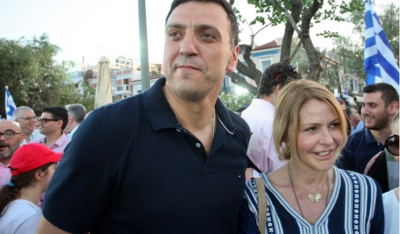 Στη Σύρο με τον 4χρονο γιο τους ο Βασίλης Κικίλιας και η Τζένη Μπαλατσινού
