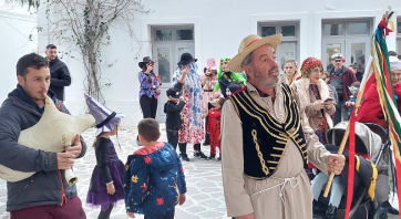 Αντίπαρος: Άνοιγμα του Τριώδιου με απηχήσεις της παράδοσης – Ντελάληδες, μουσική, μασκαρεμένοι και Αποκριάτικες βεγγέρες ζωντάνεψαν το νησί! (Βίντεο)