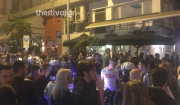 Εικόνες συνωστισμού σε Ψυρρή και Θεσσαλονίκη: Κοσμοσυρροή, μουσική και ποτά take away