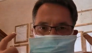Γκρεμίζονται όλες οι θεωρίες: Καρδιολόγος φοράει 7 μάσκες και αναπνέει χωρίς πρόβλημα