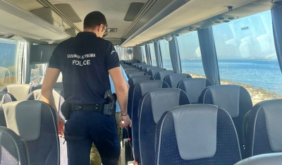 Ενημερωτικά φυλλάδια οδικής ασφάλειας διανεμήθηκαν από αστυνομικούς σε γονείς και μαθητές σχολείων στo Νότιο Αιγαίο