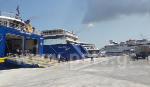 Πέντε πλοία ταυτόχρονα στο λιμάνι της Πάρου! Εικόνα σφύζοντος καλοκαιριού στο νησί (Βίντεο)