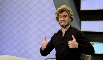 Ο Φειδίας Παναγιώτου με κράνος και... social media υποψήφιος και για τις βουλευτικές εκλογές της Κύπρου