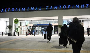 Κλείνουν από σήμερα τα αεροδρόμια Σαντορίνης και Κέρκυρας