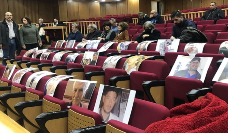 Δίκη για Μάτι: Φωτογραφίες των θυμάτων στα έδρανα του Εφετείου από τους συγγενείς τους