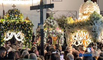Χιλιάδες πιστοί στη Νάξο για τη Μεγάλη Παρασκευή – Η εντυπωσιακή συνάντηση των Επιταφίων στη Χώρα (video+φώτος)