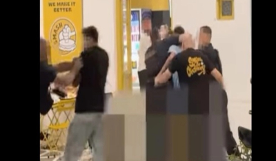 Σκηνές χάους στη Μύκονο: Συμπλοκή αστυνομικών με Ιταλούς τουρίστες έξω από κατάστημα (βίντεο)