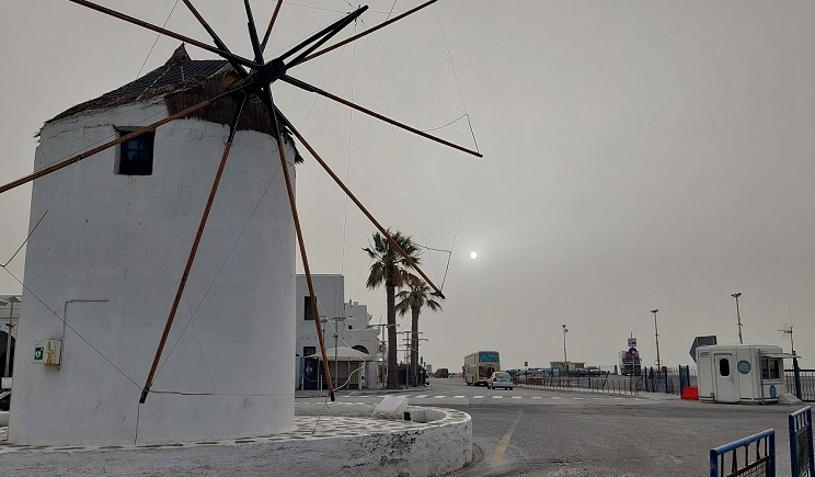 Πάρος: Απόκοσμο σκηνικό στο νησί -Θυελλώδεις νοτιάδες - «Κρύφτηκε» ο ήλιος από την πυκνή σκόνη (Βίντεο)