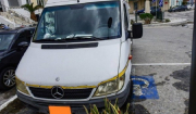 Βαν τηλεοπτικού σταθμού έμεινε για ώρες παρκαρισμένο σε αναπηρική θέση