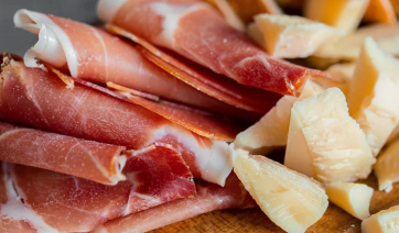 Ούτε αλουμινόχαρτο ούτε μεμβράνη: Το έξυπνο κόλπο για να μην ξεραίνονται το τυρί και τα αλλαντικά μετά το άνοιγμα