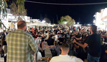 Πάρος, Νάουσα - Πάσχα: Μεγάλο νησιώτικο γλέντι στην πλατεία πήρε τη «σκυτάλη» κεφιού μετά το λιμανάκι! (Βίντεο)