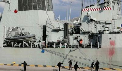 Πειραιάς: Έριξαν μπογιές σε πλοίο του ΝΑΤΟ