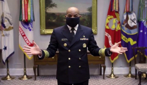 ΗΠΑ: Στρατιωτικός γιατρός δείχνει πώς φτιάχνουμε υφασμάτινη μάσκα σε 45 δευτερόλεπτα (βίντεο)