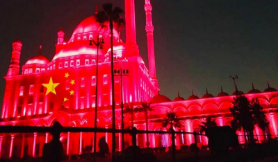Κορωνοϊός: Η Αίγυπτος φωτίζει κόκκινα τα μνημεία της κατά του ιού