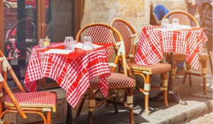 Άρση μέτρων - Γαλλία: Ανοίγουν ξανά μπαρ, εστιατόρια, παραλίες και πάρκα