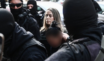 Αυτή την ώρα στο Δικαστικό Μέγαρο Πειραιά η καθ&#039; ομολογίαν δολοφόνος της 75χρονης στη Σαλαμίνα (βίντεο)