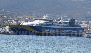 Κατάληψη του πλοιoκτήτη της Golden Star Ferries έξω από το γραφείο Κουρουμπλή