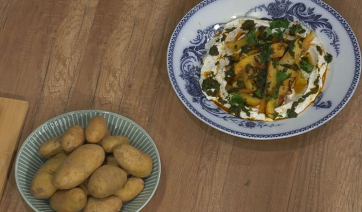 Ψητές πατάτες Νάξου στο φούρνο με κρέμα από φέτα (βίντεο)