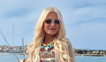 Πάρος - Πάσχα: Η Μαρίνα Σταυράκη πιο όμορφη από ποτέ στη Νάουσα