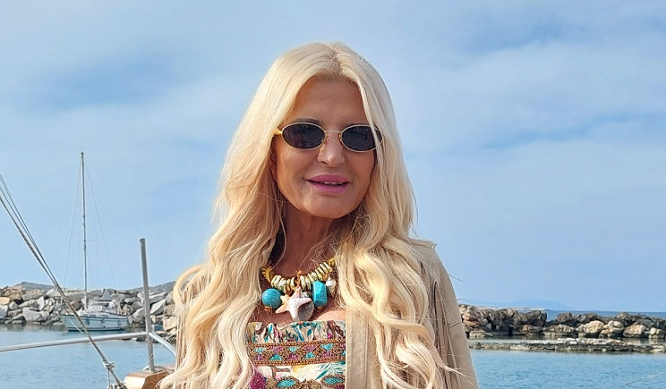 Πάρος - Πάσχα: Η Μαρίνα Σταυράκη πιο όμορφη από ποτέ στη Νάουσα