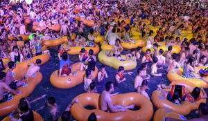 Κορωνοϊός: Οργή για το πάρτι με χιλιάδες επισκέπτες στην Ουχάν