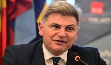 Διεγράφη ο Φαραντούρης από την ευρωομάδα του ΣΥΡΙΖΑ μετά τις δηλώσεις για το κόμμα Καρυστιανού – Αρνείται να παραδώσει την έδρα του (Βίντεο)