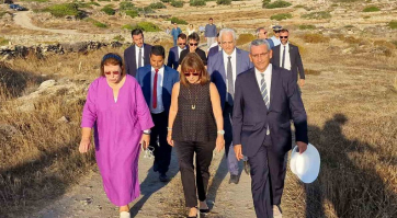Στην Σίκινο ο Περιφερειάρχης για τα θηρανοίξια του σπουδαίου μνημείου της Επισκοπής, παρουσία της Προέδρου της Δημοκρατίας