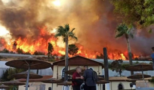 Φωτιά στην Αχαΐα: Δύσκολη μάχη με τις φλόγες – Εκκενώνεται και ο Λόγγος, κάηκαν σπίτια
