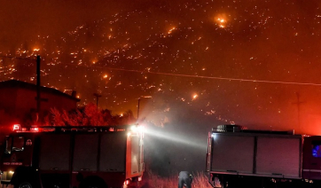 Νύχτα αγωνίας στο Ξυλόκαστρο: Έκλεισε η εθνική Κορίνθου-Πατρών, κάηκαν σπίτια -Πύρινο μέτωπο 32 χιλιομέτρων