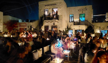 Πάρος: Φίσκα από κόσμο η Νάουσα! Το Σαββατόβραδο που δεν έπεφτε εκεί καρφίτσα…