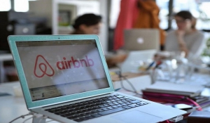 Βαριά πρόστιμα θα πληρώνουν όσοι δεν δηλώνουν τα ακίνητα που νοικιάζουν στην Airbnb