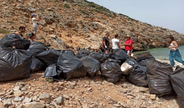 Εθελοντικός καθαρισμός στις παραλίες της Αμοργού