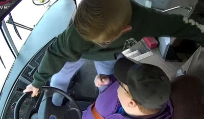 ΗΠΑ: 13χρονος απέτρεψε τροχαίο και ακινητοποίησε σχολικό λεωφορείο στο Μίσιγκαν όταν λιποθύμησε ο οδηγός - Δείτε βίντεο