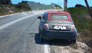 Πάρος: Εγκατάληψη οχήματος σε πολυσύχναστο δρόμο – Κίνδυνος ατυχήματος