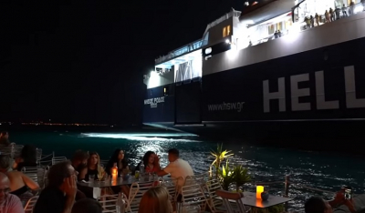 Μοναδικό! Θαμώνες μπαρ στη Χίο κάνουν χάζι το πλοίο που περνά «ξυστά» από δίπλα τους!