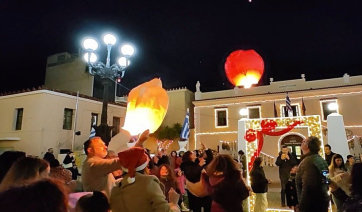 Τα Χριστουγεννιάτικα φαναράκια των ευχών γέμισαν τον ουρανό στο Άργος (Βίντεο)