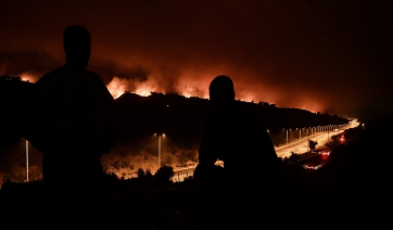 Φωτιά: Εφιάλτης δίχως τέλος - Σε πύρινο κλοιό η Αττική - Νύχτα αγωνίας και σε Εύβοια, Ηλεία και Μεσσηνία