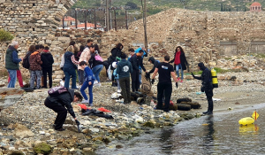 “Keep Aegean Blue”:  2 τόνους σκουπίδια έβγαλαν από την παραλία Λαδόπουλου στην Σύρο μαθητές και δύτες