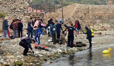 “Keep Aegean Blue”: 2 τόνους σκουπίδια έβγαλαν από την παραλία Λαδόπουλου στην Σύρο μαθητές και δύτες