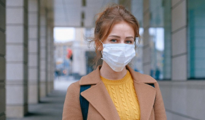Maskne: Το φαινόμενο που προκαλεί η προστατευτική μάσκα -Πώς να το αποφύγεις