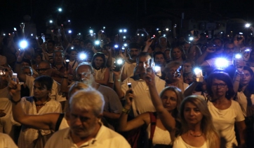 Ράγισαν καρδιές στο Μάτι -Στην εκδήλωση μνήμης για τα 96 θύματα