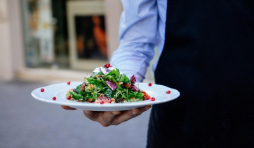 Τι σημαίνει να βοηθάς τον σερβιτόρο στο καθάρισμα του τραπεζιού, σύμφωνα με την Ψυχολογία