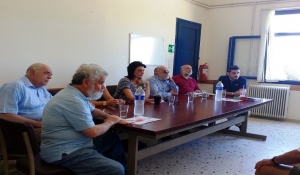 Οι πολίτες της Μήλου αντιστάθηκαν στις Σειρήνες και τον εκφοβισμό και γέμισαν την αίθουσα του Εργατικού Κέντρου Μήλου